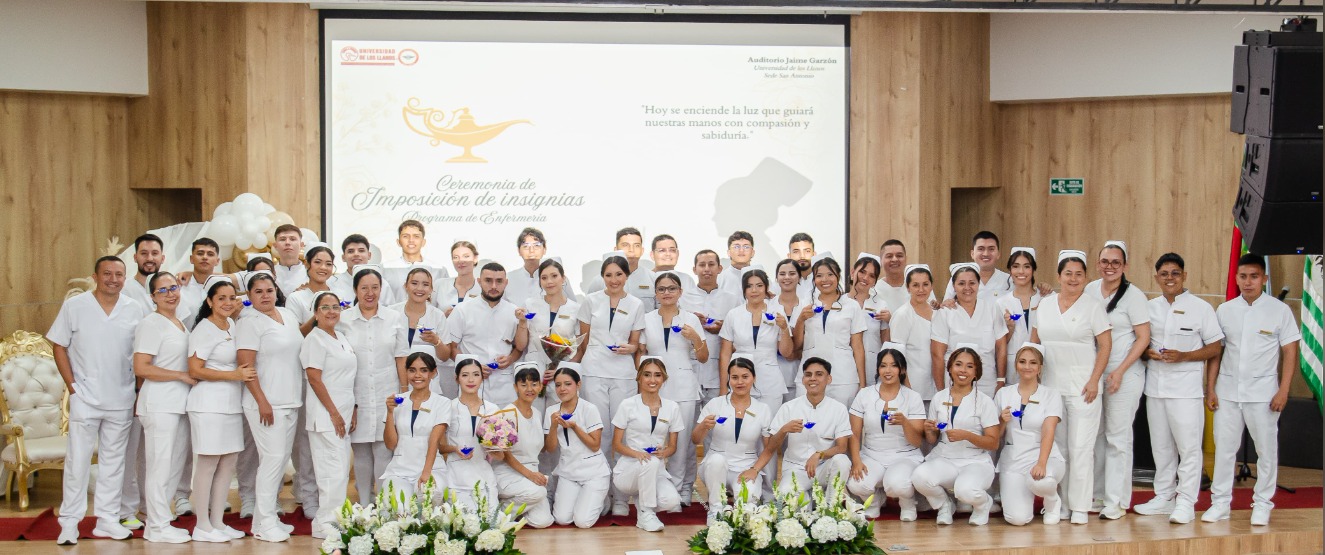 Con Orgullo y Vocación: Estudiantes de Enfermería Reciben sus Insignias en Emotiva Ceremonia