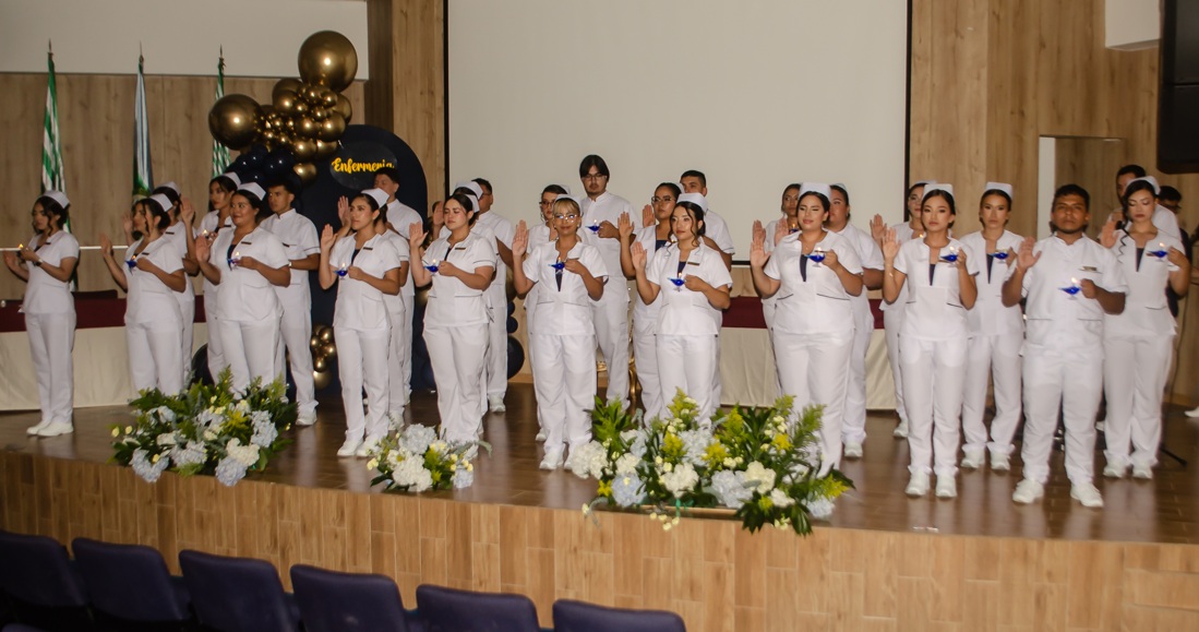 Imposición de Insignias: Símbolo de Compromiso y Vocación Profesional  