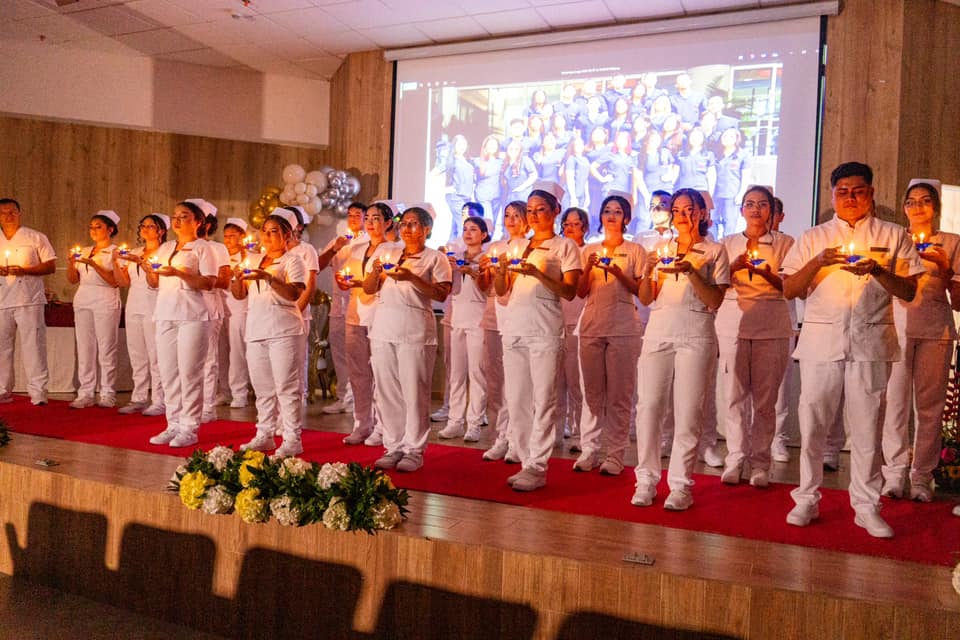 La Universidad de los Llanos llevó a cabo la solemne ceremonia de Imposición de Insignias para los estudiantes de noveno semestre del Programa de Enfermería, una tradición que se realiza semestralmente como parte del proceso formativo y de reconocimiento